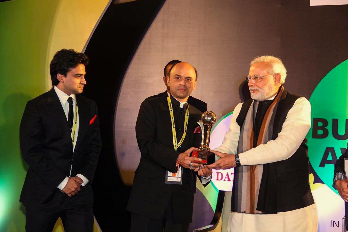 Shri Narendra Modi conferring The DQ ICT Award to Shri Suneel Galgotia